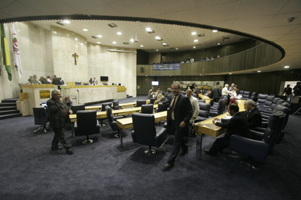 Parlamentares protocolam pedido de CPI da Merenda